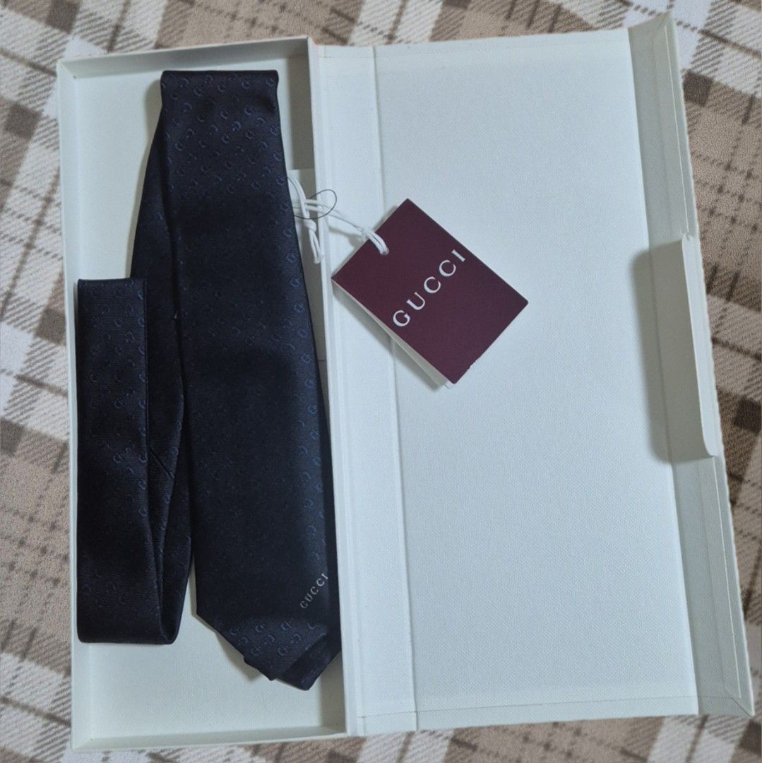 AUTHENTIC GUCCI Navy Blue Horsebit Pattern 100% Silk Jacquard Tie (w/ Box) (Category: Ties) located in Taguig. Submitted by booktothesky (Listing ID 1468204527, Image 2). Description: 🤎 RFS: Won in a raffle 🤍 DM for more details or authenticity check Details from official Gucci site: • Pre-Fall 2024 Collection • Blue and dark blue Horsebit silk jacquard • Gucci bee label on the back • W 7cm x L 148cm • Made in Italy • 100% silk (main fabric); 6