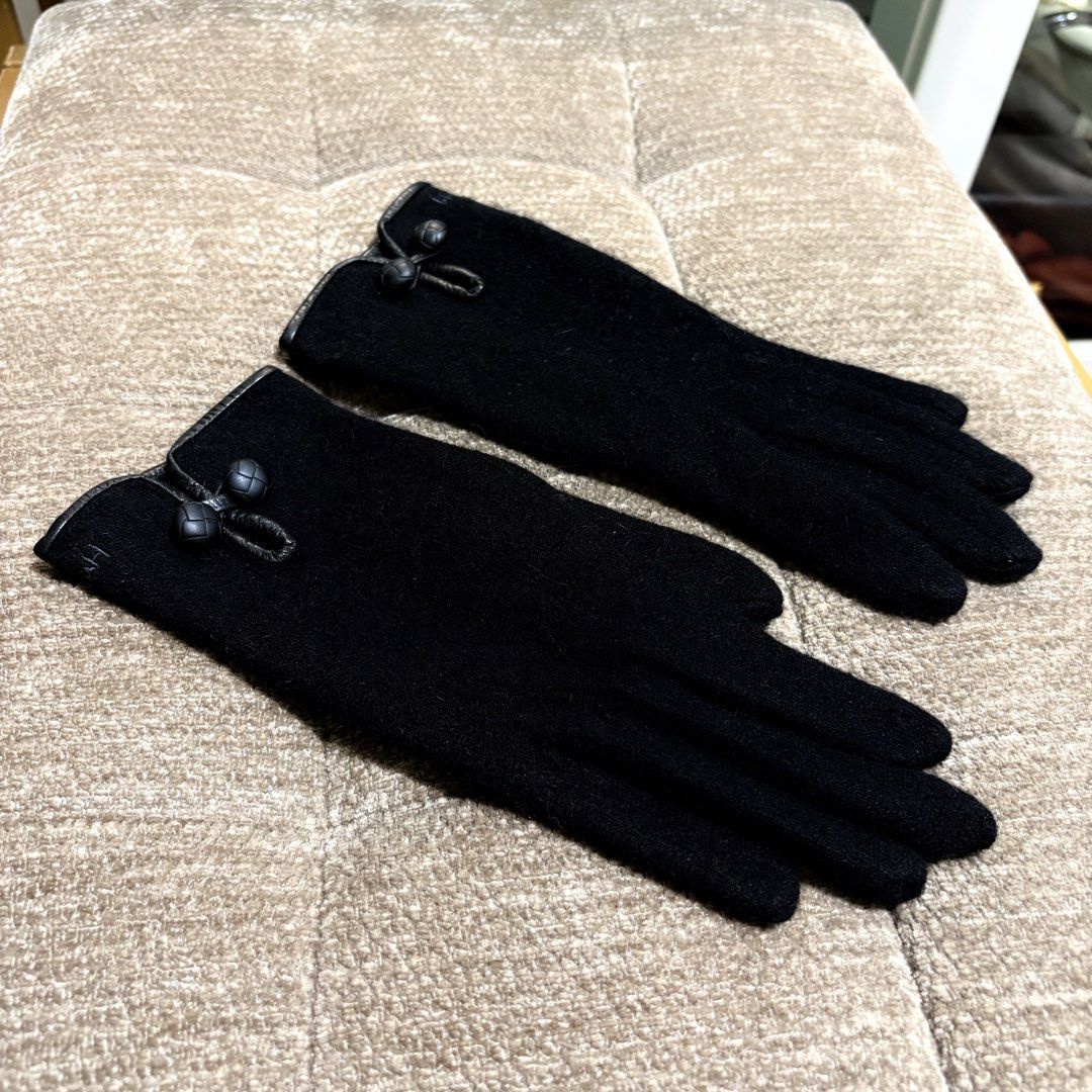 Authentic Hanae Mori Black Winter Gloves (Category: Gloves) located in Binangonan. Submitted by makoleksyon (Listing ID 1468232953, Image 2). Description: Brand new Condition Like new Not used po ito Free size Bought in Japan 💯% Authentic Money back guarantee .