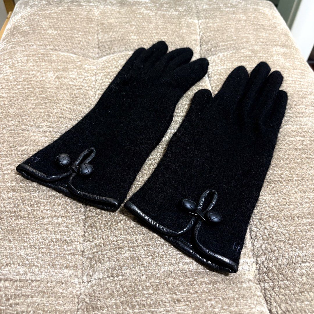 Authentic Hanae Mori Black Winter Gloves (Category: Gloves) located in Binangonan. Submitted by makoleksyon (Listing ID 1468232953, Image 1). Description: Brand new Condition Like new Not used po ito Free size Bought in Japan 💯% Authentic Money back guarantee .