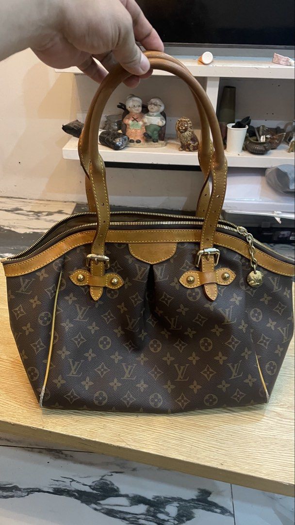 Authentic lv tivoli (Category: Luxury Apparel) located in Cavite. Submitted by ohmie23 (Listing ID 1468235599, Image 1). Description: Authentic lv tivoli Issue lang rubs sa pipeping.