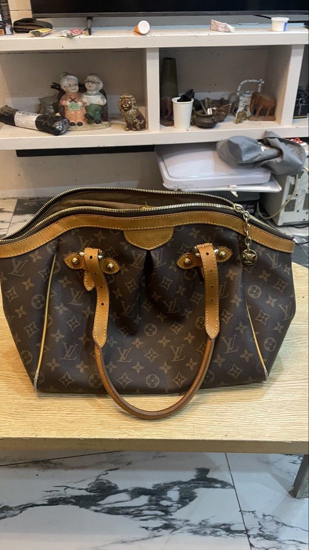 Authentic lv tivoli (Category: Luxury Apparel) located in Cavite. Submitted by ohmie23 (Listing ID 1468235599, Image 2). Description: Authentic lv tivoli Issue lang rubs sa pipeping.
