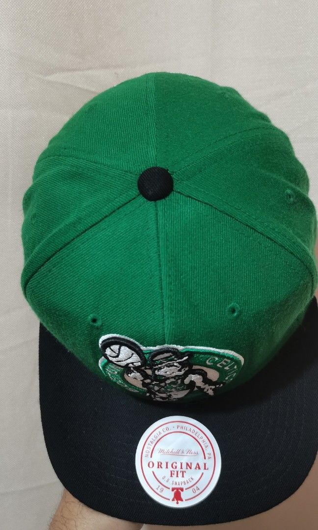 Authentic Retro Boston Celtics Cap (Category: Caps & Hats) located in Indang. Submitted by capitenyo (Listing ID 1468063683, Image 3). Description: Original Retro Boston Celtics Mitchell & Ness Cap ✅ Retro/Old Realeased ✅ 2012 Released Date ✅ Adjustable Snapback ✅ Flat/Squared shape Brim/Visor ✅ Gray Under Brim/Visor ✅ Size - One size Fits Most / Best for Small to Medium Adult Head Size ✅ Materials - Wool, Acrylic Color rate - 9.5/10, Matingkad p