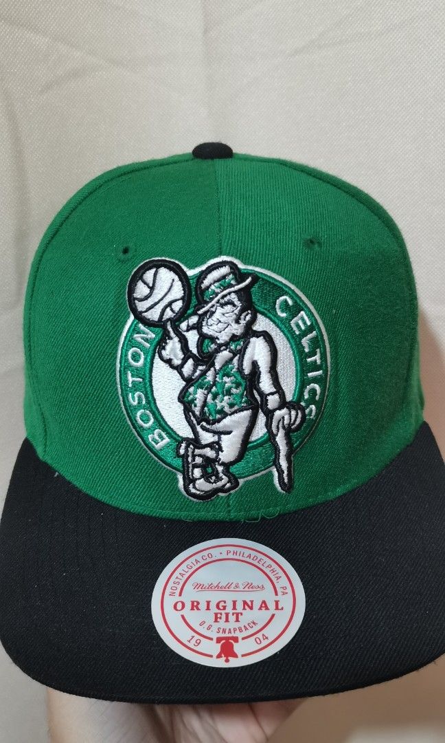 Authentic Retro Boston Celtics Cap (Category: Caps & Hats) located in Indang. Submitted by capitenyo (Listing ID 1468063683, Image 1). Description: Original Retro Boston Celtics Mitchell & Ness Cap ✅ Retro/Old Realeased ✅ 2012 Released Date ✅ Adjustable Snapback ✅ Flat/Squared shape Brim/Visor ✅ Gray Under Brim/Visor ✅ Size - One size Fits Most / Best for Small to Medium Adult Head Size ✅ Materials - Wool, Acrylic Color rate - 9.5/10, Matingkad p