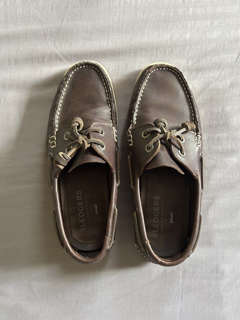 (Authentic) Sledgers McKenzie Leather Boat Shoes (Category: Casual Shoes) located in Carigara. Submitted by abiesclutter (Listing ID 1468088367, Image 1). Description: - Built with a smooth, dark brown leather upper that naturally develops character and a rich patina over time - Features iconic white contrast apron stitching along the moc-toe box - Employs a 360-degree rawhide leather lacing system thread - Set on a contrasting off-white rubber o