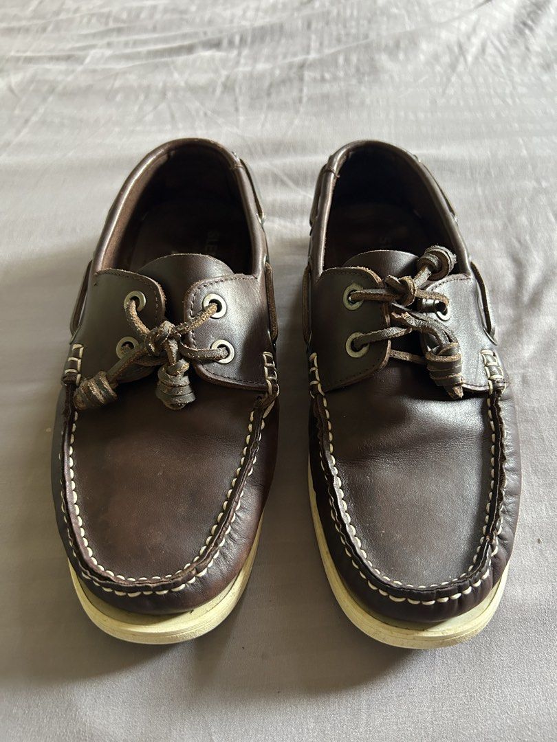 (Authentic) Sledgers McKenzie Leather Boat Shoes (Category: Casual Shoes) located in Carigara. Submitted by abiesclutter (Listing ID 1468088367, Image 3). Description: - Built with a smooth, dark brown leather upper that naturally develops character and a rich patina over time - Features iconic white contrast apron stitching along the moc-toe box - Employs a 360-degree rawhide leather lacing system thread - Set on a contrasting off-white rubber o