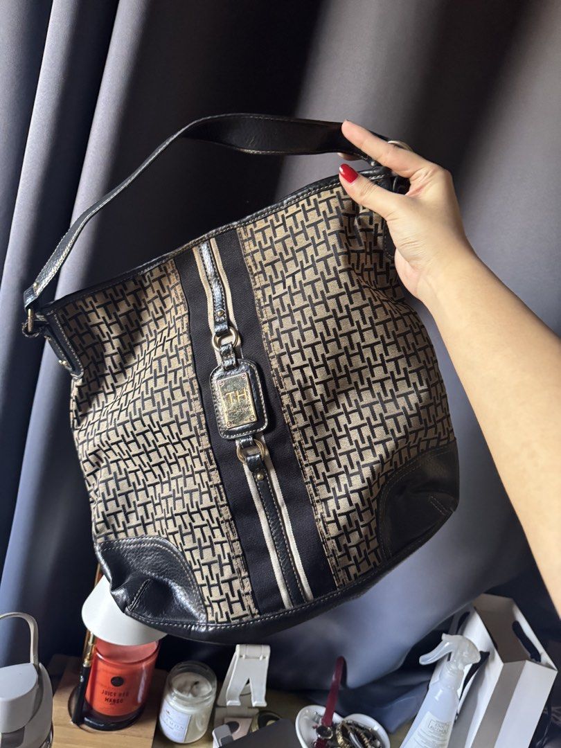 authentic tommy hilfiger shoulder bag (Category: Shoulder Bags) located in Manila. Submitted by leig29 (Listing ID 1468143509, Image 1). Description: authentic from US selling low bc of strap and magnet seen in pic fits ipad to 13 inch laptop super practical and stylish negotiable.