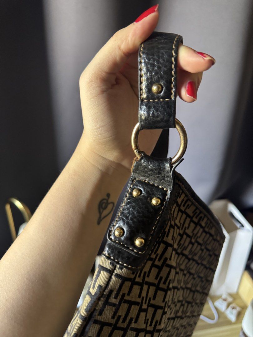 authentic tommy hilfiger shoulder bag (Category: Shoulder Bags) located in Manila. Submitted by leig29 (Listing ID 1468143509, Image 2). Description: authentic from US selling low bc of strap and magnet seen in pic fits ipad to 13 inch laptop super practical and stylish negotiable.