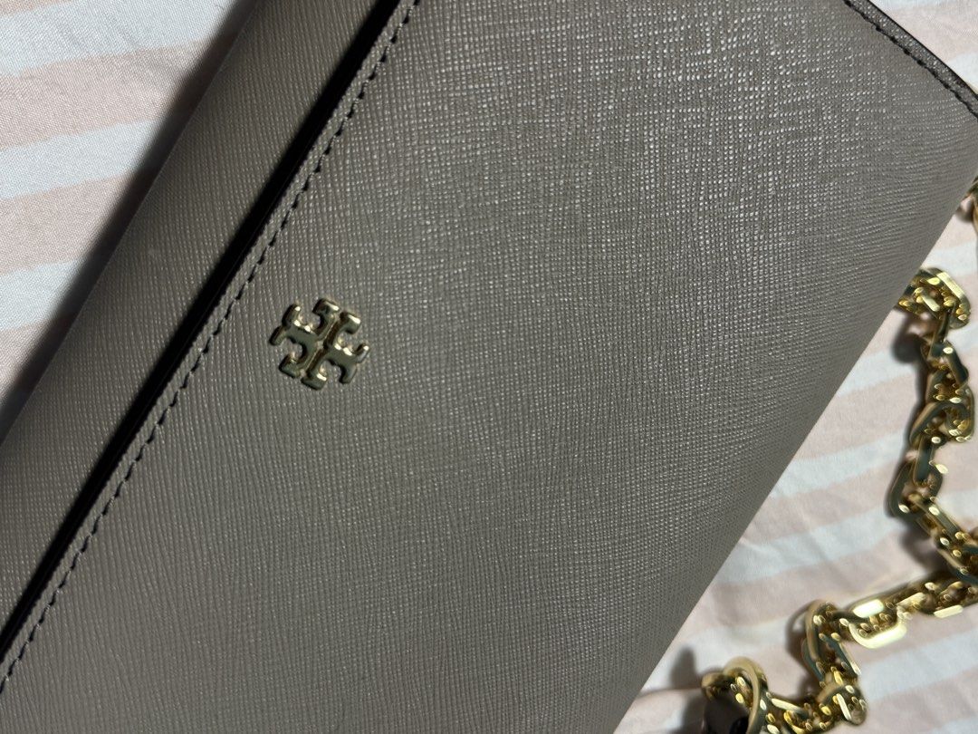 Authentic Tory Burch Chain Sling Bag / Wallet (Category: Cross-body Bags) located in Pasig City. Submitted by closet_declut95 (Listing ID 1468160772, Image 2). Description: Used only once Was stocked in my closet Has unoticeable flaws on the strap leather part. Little cracks but still intact. Tory Burch Chain Wallet Bought from LV premium outlet last 2024.