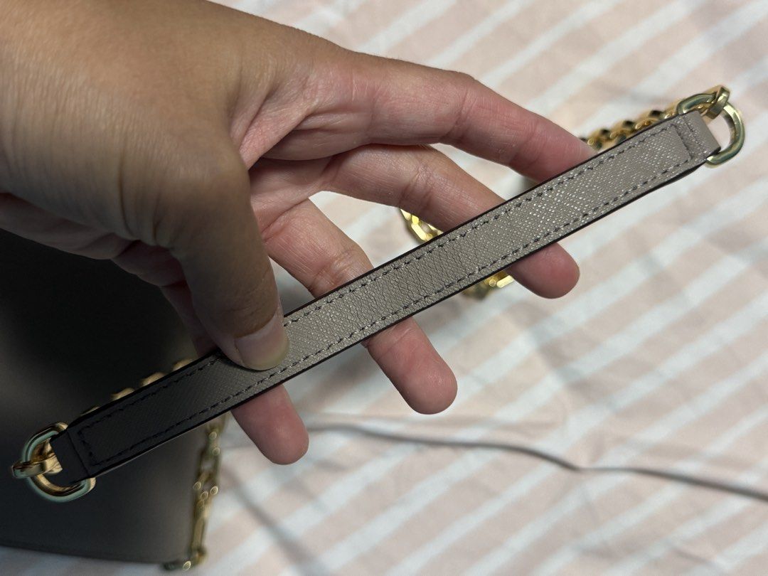 Authentic Tory Burch Chain Sling Bag / Wallet (Category: Cross-body Bags) located in Pasig City. Submitted by closet_declut95 (Listing ID 1468160772, Image 3). Description: Used only once Was stocked in my closet Has unoticeable flaws on the strap leather part. Little cracks but still intact. Tory Burch Chain Wallet Bought from LV premium outlet last 2024.