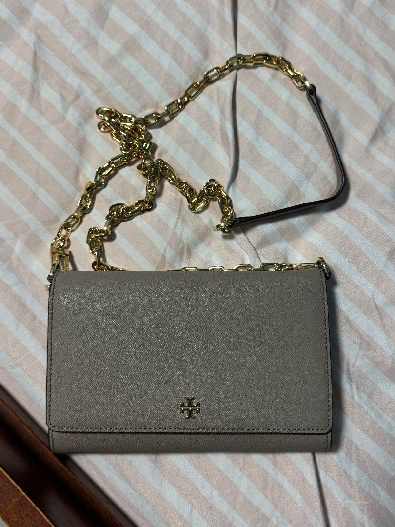 Authentic Tory Burch Chain Sling Bag / Wallet (Category: Cross-body Bags) located in Pasig City. Submitted by closet_declut95 (Listing ID 1468160772, Image 1). Description: Used only once Was stocked in my closet Has unoticeable flaws on the strap leather part. Little cracks but still intact. Tory Burch Chain Wallet Bought from LV premium outlet last 2024.