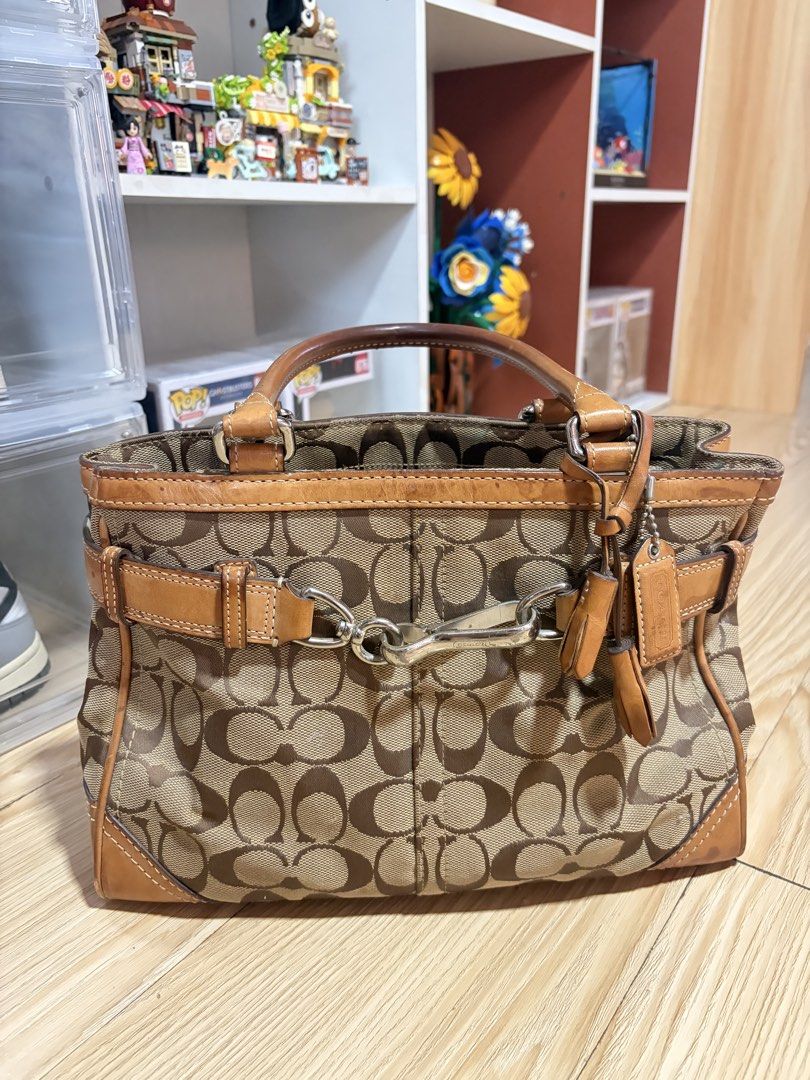 ‼️RUSH SALE‼️Authentic Vintage Coach 8K06 Hampton Clip Handbag (Category: Luxury Bags & Wallets) located in Mabalacat. Submitted by leyxzz_declutter (Listing ID 1468102659, Image 1). Description: - Authentic Vintage Coach 8K06 Hampton Clip Handbag - Dark fabric-lined interior with one convenient zipper pocket - Condition: Metal hardware has minor wear/scuffs, and leather piping shows natural creasing and slight discoloration from age. Needs clean