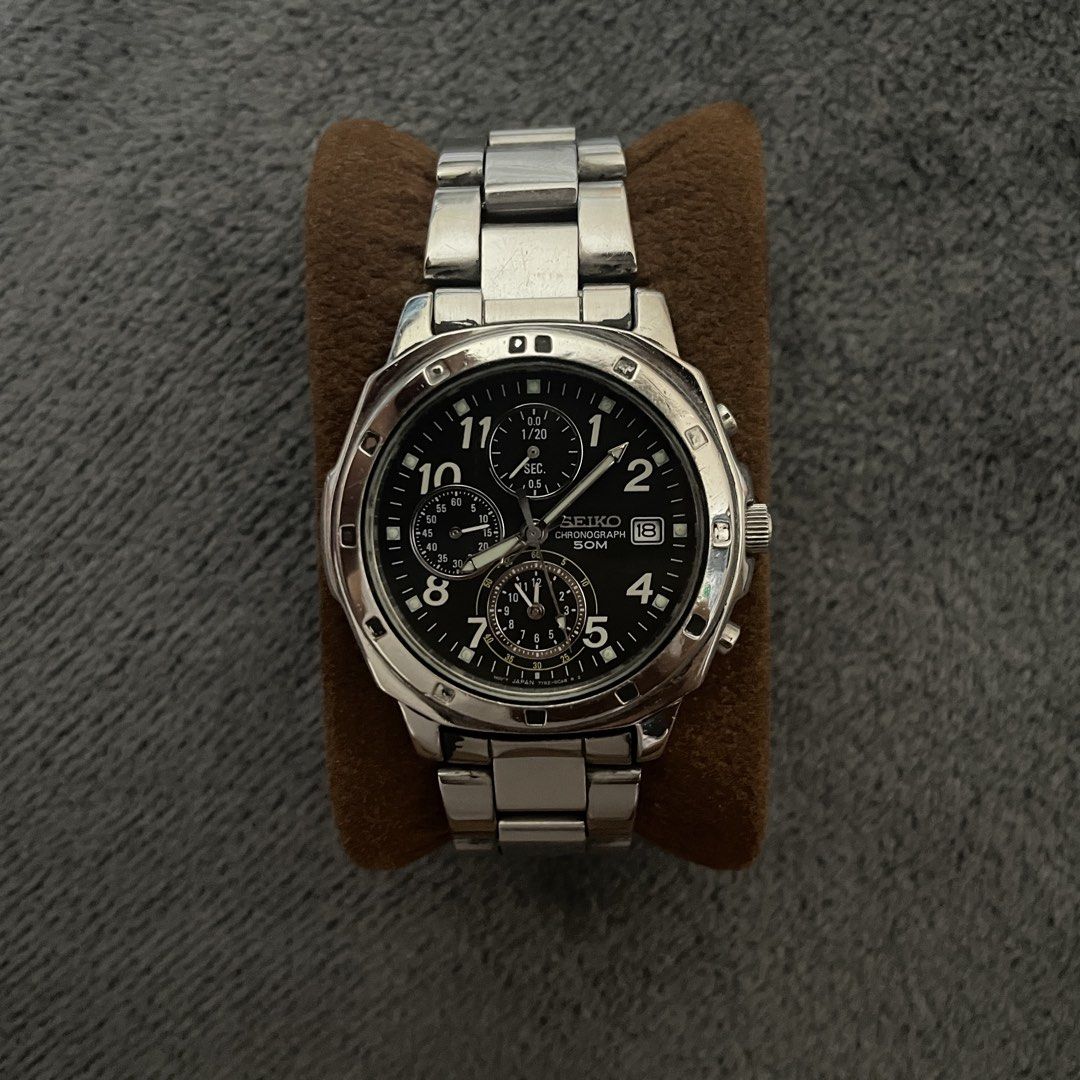 Authentic Vintage Seiko 5 Kinetic Quartz (Working) (Category: Men's Watches) located in Manila. Submitted by rdfinds (Listing ID 1468218685, Image 1). Description: Seiko Kinetic Movement: Kinetic quartz movement with a power reserve indicator pusher at the 2 o’clock position. Dial: Black dial with prominent luminous Arabic numerals (12 and 6) and index markers, a 24-hour inner track, luminous hands, and a day/date window at 3 o’clock. Case: Stain