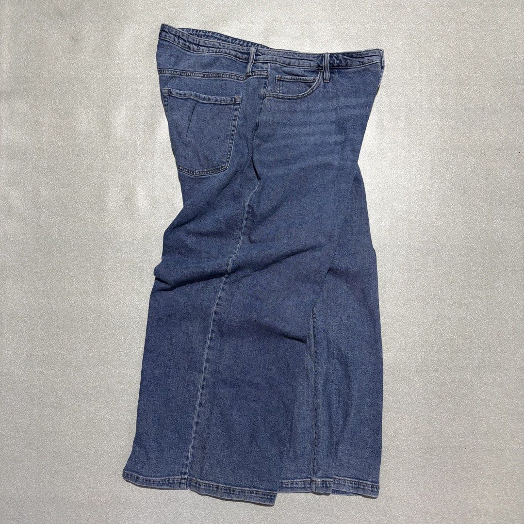 Ava & Viv Wide Leg Blue Jeans (Category: Jeans) located in Cavite. Submitted by thrift_yard_blvd (Listing ID 1468184568, Image 1). Description: Ava Viv Super Wide Leg Baggy Pants Size: 22 on the tag. Waist 42in Length 42in Leg Opening 14in Condition: Lightly used. Issue: None. Mine: 400 pesos.