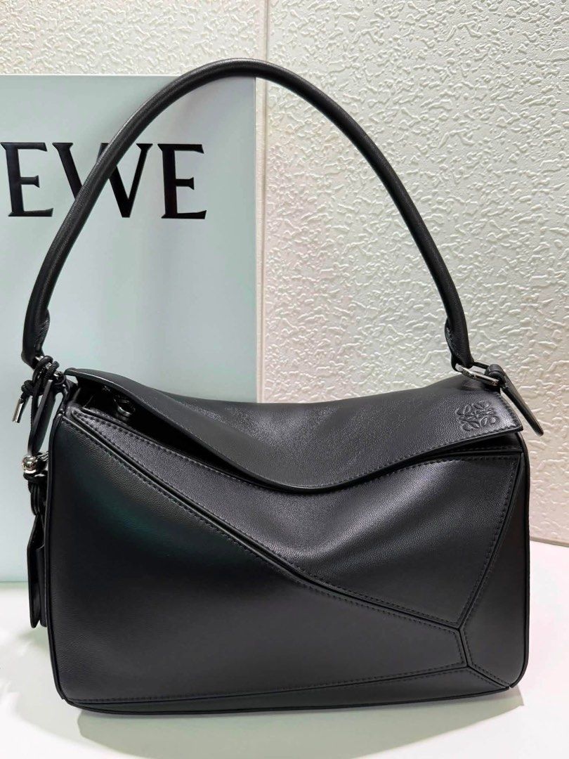 Available again Loewe featherlight puzzle (Category: Luxury Bags & Wallets) located in Paranaque City. Submitted by kgmgiftedph20 (Listing ID 1468264596, Image 1). Description: .