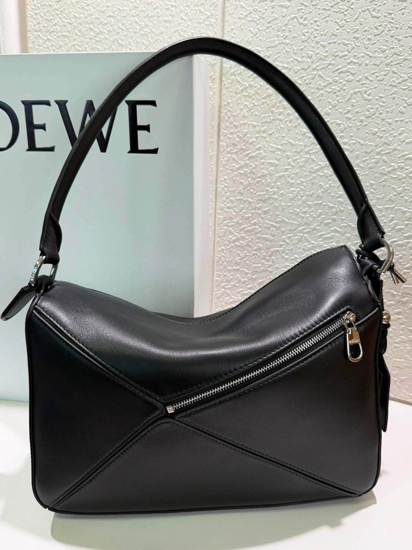 Available again Loewe featherlight puzzle (Category: Luxury Bags & Wallets) located in Paranaque City. Submitted by kgmgiftedph20 (Listing ID 1468264596, Image 2). Description: .