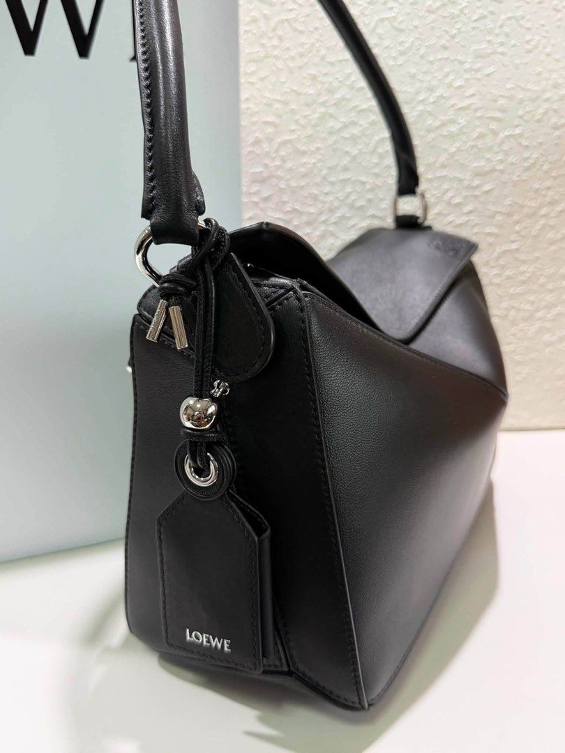 Available again Loewe featherlight puzzle (Category: Luxury Bags & Wallets) located in Paranaque City. Submitted by kgmgiftedph20 (Listing ID 1468264596, Image 3). Description: .