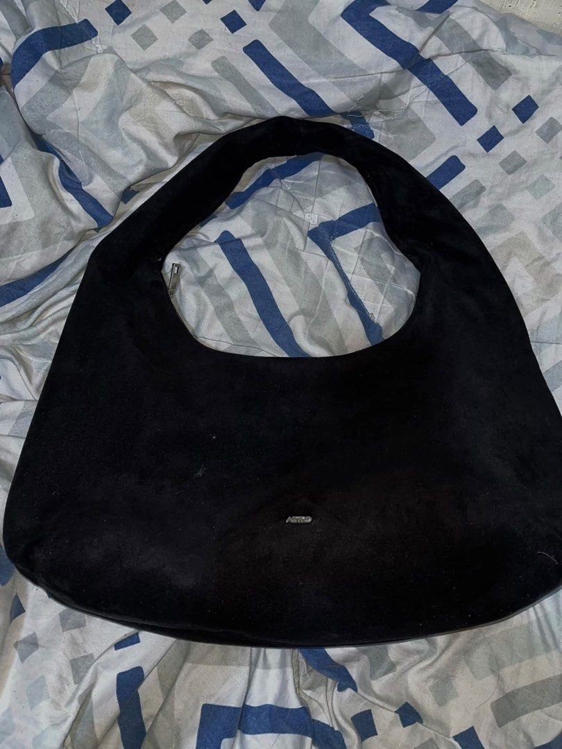 Aztrid Bag (Category: Shoulder Bags) located in Manila. Submitted by hey.mdelo192 (Listing ID 1468122618, Image 2). Description: PRELOVED BAG AZTRID SUADE HOBO BAG - ₱700 - LARGE size - BLACK - SUADE - EXCELLENT CONDITION - NO BOX INCLUDED & NO ISSUE LOCATION: TS CRUZ, LAS PIÑAS CITY MOP: bank transfer or gcash MOD: lalamove, j&t, or pickup (can do meet up if malapit + additional fee).