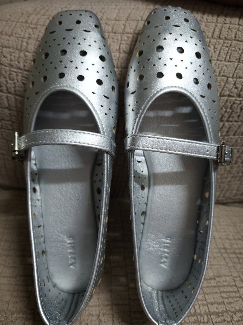 Aztrid Bella Flats (Category: Flats & Sandals) located in Pasig City. Submitted by purpleglitters (Listing ID 1468088289, Image 2). Description: Silver color Size 8 with box bnew This is my personal item. Only 1pair available. Dm me for faster transaction. Please check out other sale items😊.