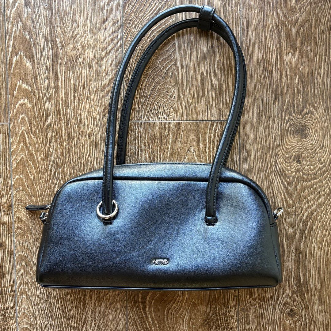 Aztrid black small boston bag (Category: Shoulder Bags) located in Cainta. Submitted by r08yn (Listing ID 1468130954, Image 1). Description: ⟢ aztrid small boston shoulder bag ⟢ bought last november 2025 for ₱953 ⟢ well-used and taken care of, no issues ⟢ good condi ⟢ no box, will pack in a dust bag rfs: decluttering.