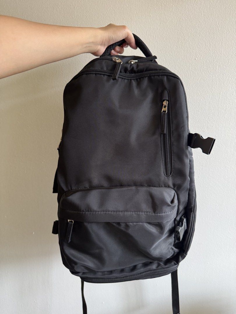 Backpack (Category: Backpacks) located in Pateros City. Submitted by kuradang27 (Listing ID 1468261438, Image 3). Description: Used 3x only NO ISSUE LIKE NEW Bought P900 Selling for ₱600 Waterproof Maraming lagayan Super like new Rfs:madaming extra travel bag.