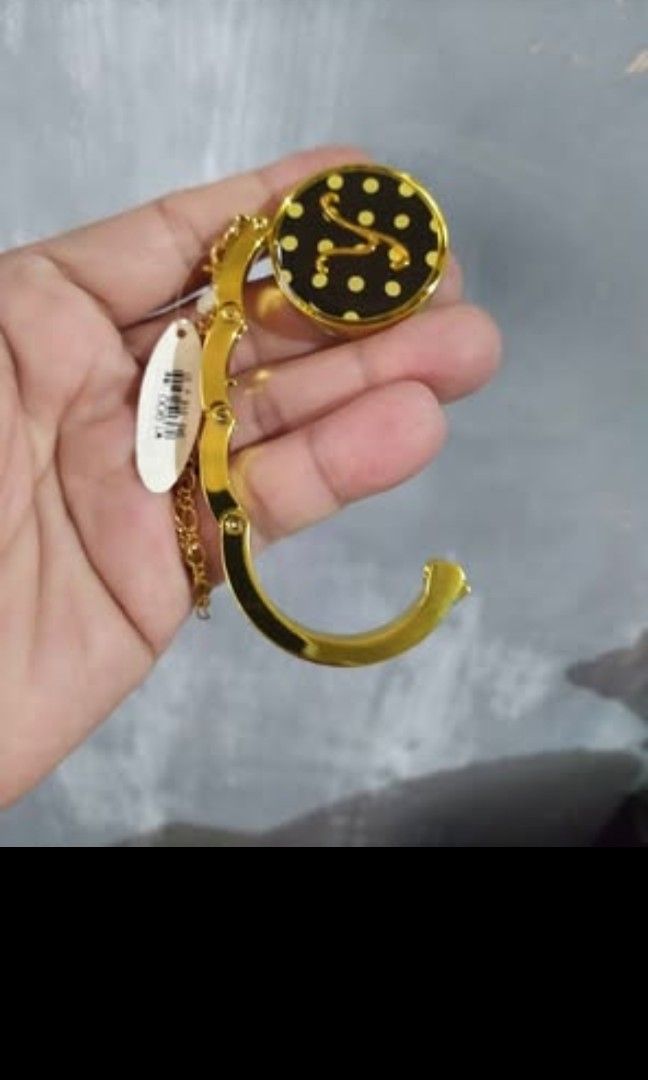 Bag hook for table (Category: Everything Else Others) located in Quezon City. Submitted by toys_r_here (Listing ID 1468166067, Image 2). Description: 140each GOOD FOR GIFT AND COLLECTION as is po Good condition First to pay gets the item pa check nalng sa pic yun condition pm me for questions ship pwede lalamove or jnt qc and marikina area.