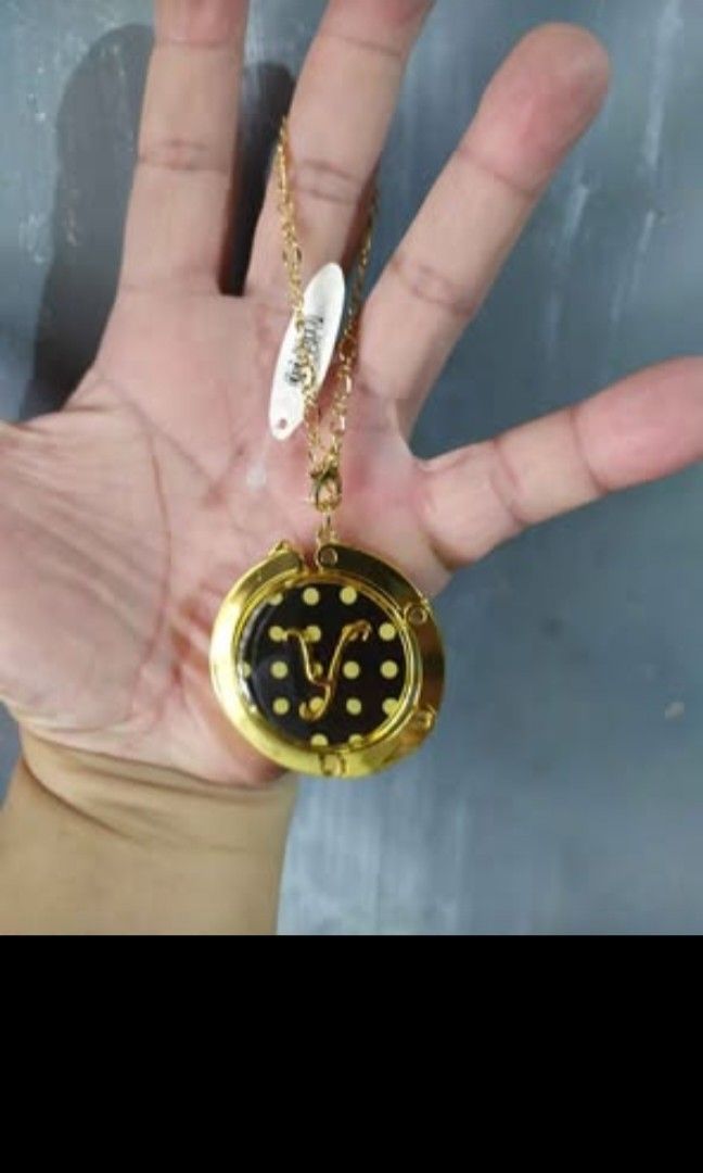 Bag hook for table (Category: Everything Else Others) located in Quezon City. Submitted by toys_r_here (Listing ID 1468166067, Image 1). Description: 140each GOOD FOR GIFT AND COLLECTION as is po Good condition First to pay gets the item pa check nalng sa pic yun condition pm me for questions ship pwede lalamove or jnt qc and marikina area.