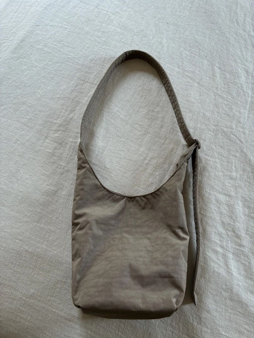 Baggu Small Nylon Sling - Dove (Category: Cross-body Bags) located in Mabalacat. Submitted by keb-a (Listing ID 1468139865, Image 2). Description: 🍒 — Heavyweight nylon (59% recycled) — 9.5"H × 7"W × 4.25" D — 39" adjustable strap — Machine-washable 🍒 — Authentic — Part of BAGGU's Fall '24 collection/drop — Can be worn as a crossbody bag or shoulder bag — Used only once; still crisp and in like-new condition 🍒 — rfs: decluttering for migration