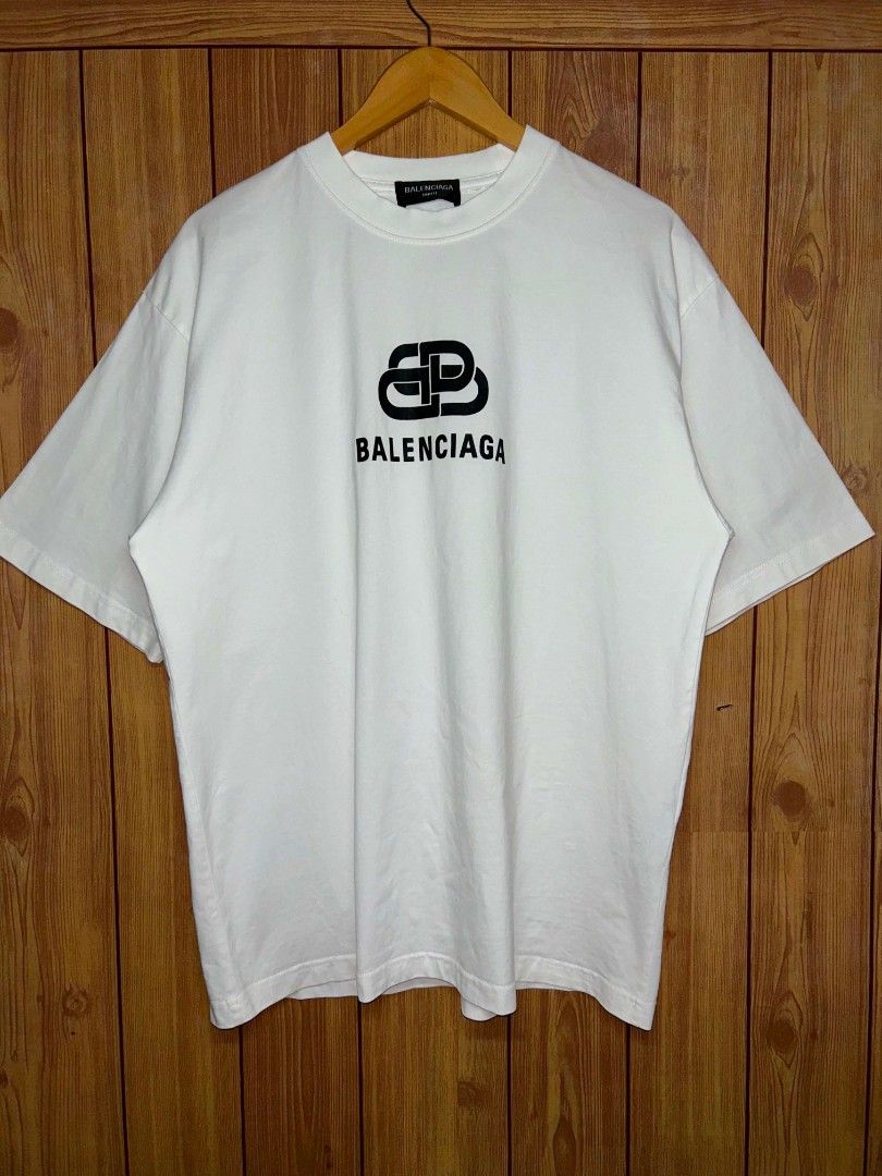 Balenciaga BB Interlock Graphic T-shirt (Category: Tshirts & Polo Shirts ) located in Manila. Submitted by zerowastethriftco. (Listing ID 1468235173, Image 1). Description: -As New Condition -White na White pa crispy condition -L30xW23 -No Issue -Heavy Cloth.