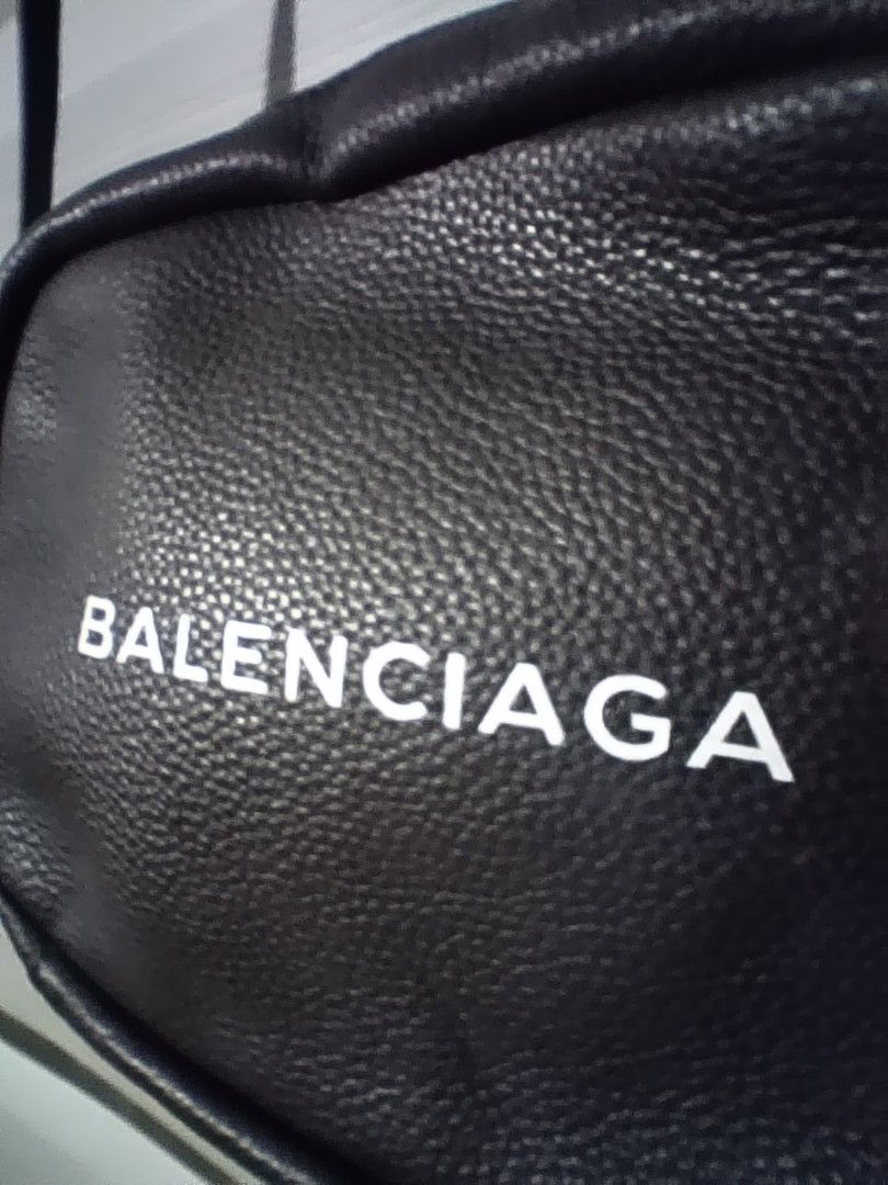 Balenciaga Black Leather Everyday Camera Bag (Category: Luxury Bags & Wallets) located in Manila. Submitted by akiradelosantos67 (Listing ID 1468168932, Image 1). Description: Pm lang po sa ibang details.