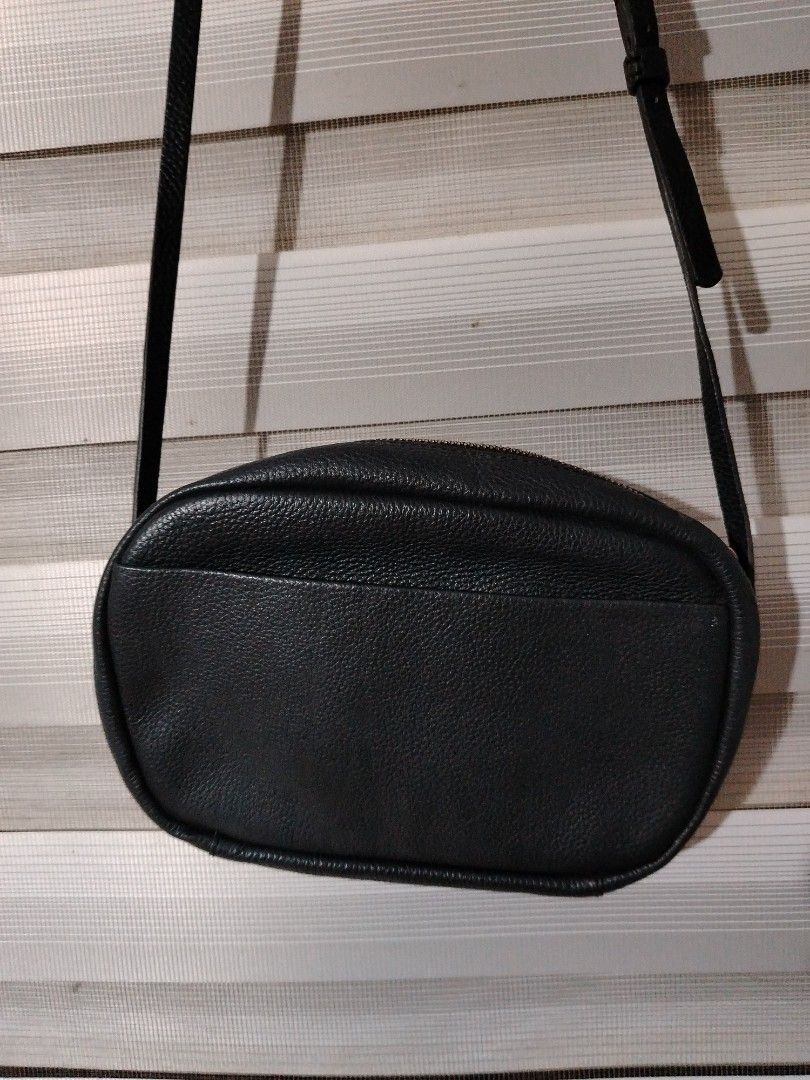Balenciaga Black Leather Everyday Camera Bag (Category: Luxury Bags & Wallets) located in Manila. Submitted by akiradelosantos67 (Listing ID 1468168932, Image 3). Description: Pm lang po sa ibang details.