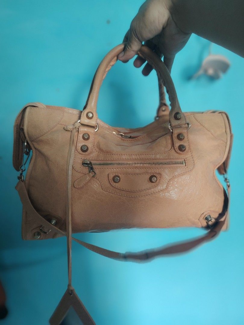 Balenciaga city (Category: Luxury Bags & Wallets) located in Manila. Submitted by del96 (Listing ID 1468113857, Image 1). Description: .