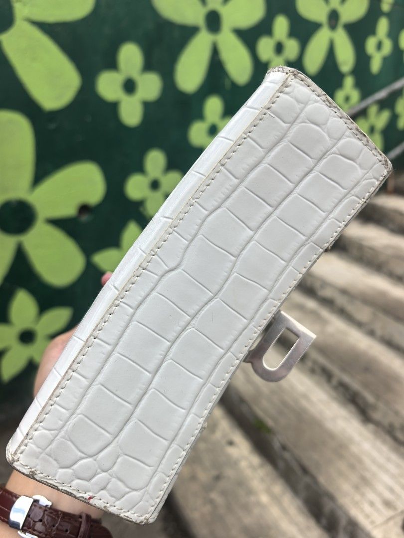 Balenciaga cute bag (Category: Luxury Bags & Wallets) located in Baguio. Submitted by ashzachary (Listing ID 1468080088, Image 2). Description: Balenciaga cute bag 592833 4713 3 493075.