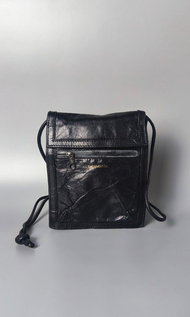 Balenciaga Explorer Pouch Sling (Category: Sling Bags) located in Bulacan. Submitted by 4kcollection.ph (Listing ID 1468188877, Image 1). Description: Balenciaga Explorer Pouch Sling Pre-loved from Japan Very Good Condition Size: Small Sign of Use sa zipper Dm for sure buyer 📩 MOP: Gcash / Maya / BPI Courier: J&t / Lbc / Lalamove Location: SJDM Bulacan.