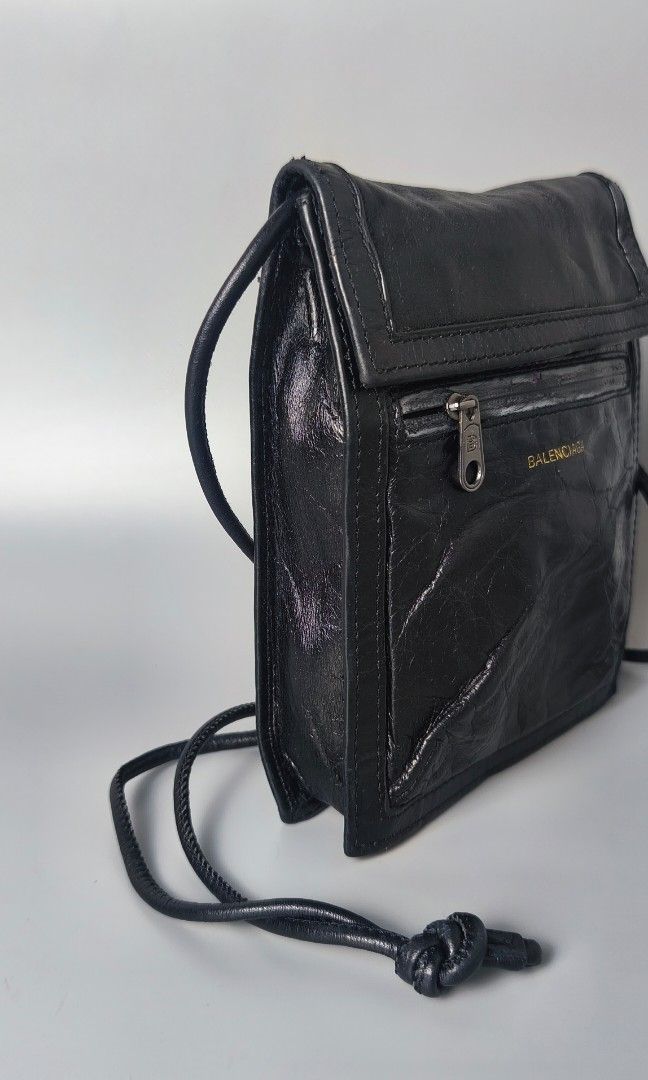 Balenciaga Explorer Pouch Sling (Category: Sling Bags) located in Bulacan. Submitted by 4kcollection.ph (Listing ID 1468188877, Image 2). Description: Balenciaga Explorer Pouch Sling Pre-loved from Japan Very Good Condition Size: Small Sign of Use sa zipper Dm for sure buyer 📩 MOP: Gcash / Maya / BPI Courier: J&t / Lbc / Lalamove Location: SJDM Bulacan.