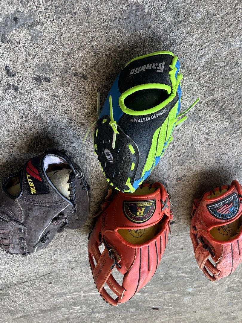 Ball snd Baseball gloves (Category: Everything Else Others) located in Calasiao. Submitted by xwbj4ycjw975281 (Listing ID 1468116723, Image 2). Description: onhand selling as is onhand .