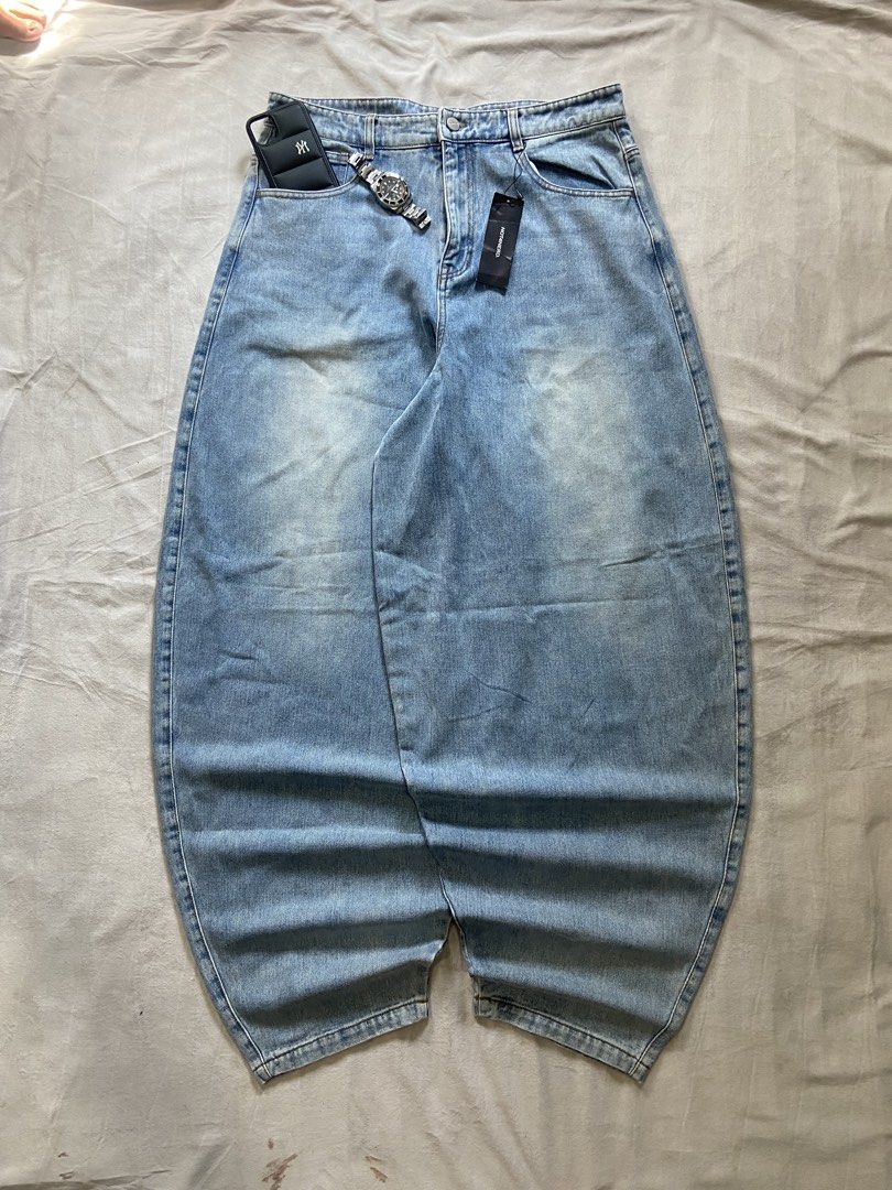 BALLOON LIGHT WASHED PANTS (Category: Jeans) located in Bacolod City. Submitted by clerkhexx (Listing ID 1468248237, Image 1). Description: BALLOON ACID WASHED PANTS BNEW Brand: NOT4NERD Measurements: Waist: 34 Lenght: 46 Thigh: 16.5 Knee: 17.5 Leg Hole: 8 Mine: 600 Condition of this item 10 - color rate 10- no issue Check every photos for conditions of the item Please note that some comments may not be visible, so we recommend sending us to DM t
