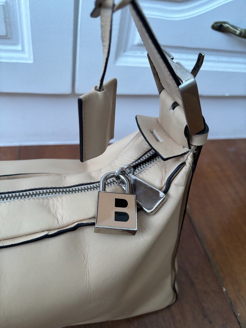 Bally Bag (Category: Luxury Bags & Wallets) located in Muntinlupa City. Submitted by jovmoliarci (Listing ID 1468069628, Image 2). Description: .