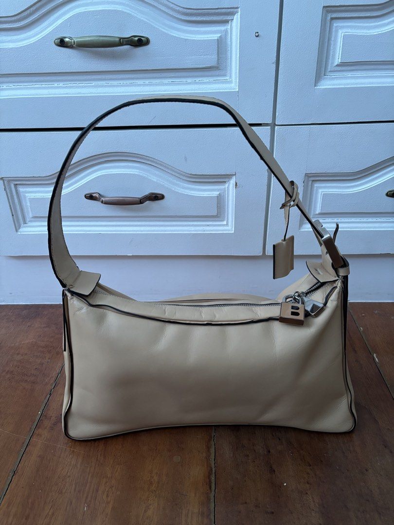 Bally Bag (Category: Luxury Bags & Wallets) located in Muntinlupa City. Submitted by jovmoliarci (Listing ID 1468069628, Image 1). Description: .