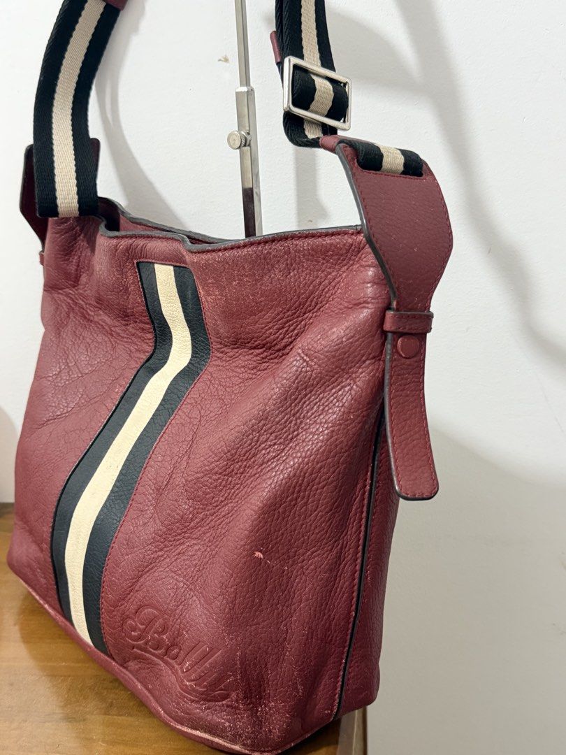 Bally sling shoulder bag (Category: Sling Bags) located in Manila. Submitted by prelovedbyramiah (Listing ID 1468239367, Image 3). Description: original sign of used.