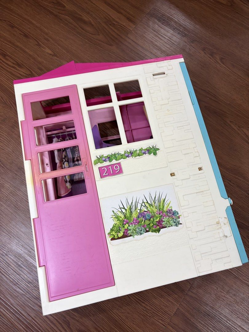 Barbie Portable House with Pool playset (Category: Kids Toys) located in Makati City. Submitted by brokenbeartoe (Listing ID 1468077776, Image 2). Description: Authentic Barbie playset WYSIWYG Incomplete set Slight discoloration due to age With light scratches and stain but still playable and in good condition.