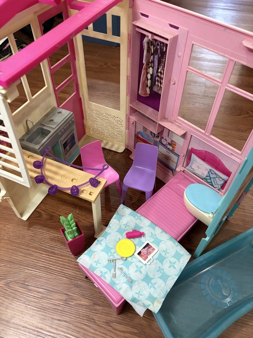 Barbie Portable House with Pool playset (Category: Kids Toys) located in Makati City. Submitted by brokenbeartoe (Listing ID 1468077776, Image 1). Description: Authentic Barbie playset WYSIWYG Incomplete set Slight discoloration due to age With light scratches and stain but still playable and in good condition.