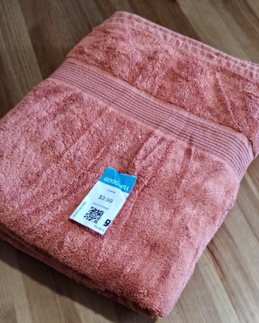 Bath Towel ( Cotton) (Category: Bathroom & Kitchen Fixtures) located in Muntinlupa City. Submitted by arciagamaryann68 (Listing ID 1468097182, Image 2). Description: - Material: Cotton - Color: Coral / Peach Pink - Type: Bath towel - Features: Soft, plush texture and high absorbency.