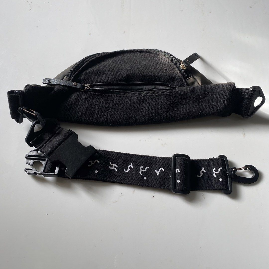 baybayin belt bag (Category: Belt bags, Clutches and Pouches) located in Manila. Submitted by thriftlangs_ig (Listing ID 1468183583, Image 3). Description: issue is yung chain sa zipper na nag hohold sa hawakan ng zipper, nag kalawang na but the zipper is all goods pa, need wash din.