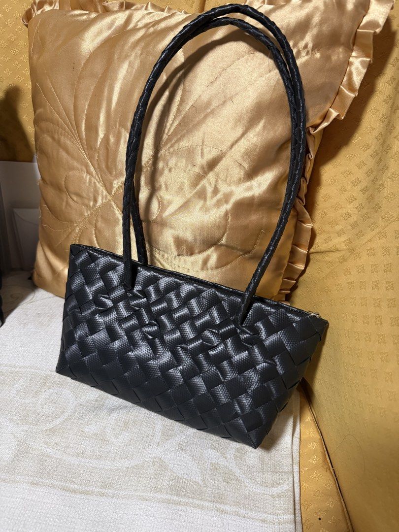 Bayong bag (Category: Shoulder Bags) located in San Pedro. Submitted by lovedbymeclothes (Listing ID 1468138008, Image 1). Description: used once only.