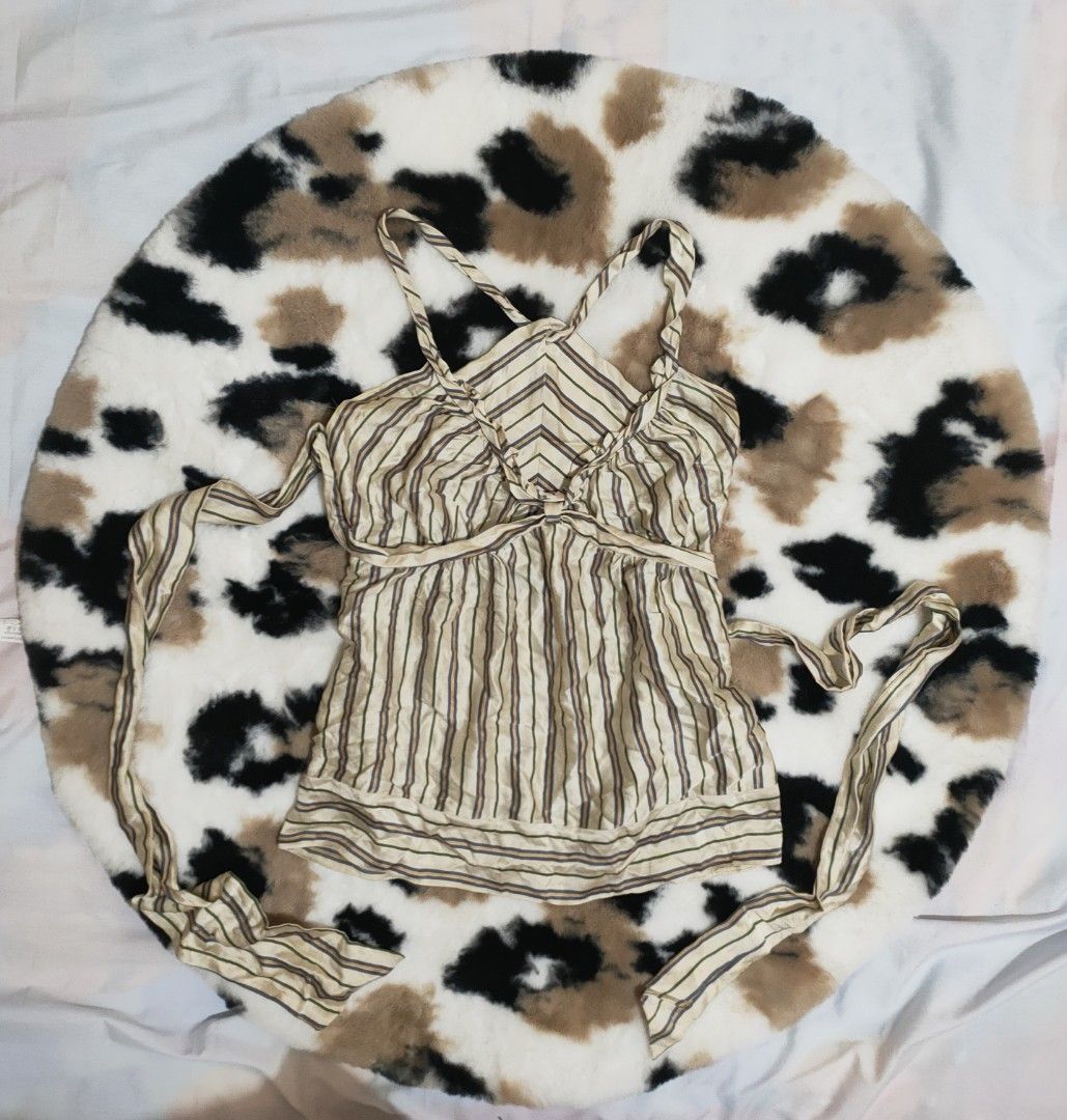 BCBG self tie top (Category: Sleeveless) located in Naga. Submitted by hikarifinds05 (Listing ID 1468230396, Image 1). Description: mine: 350 open for a higher bid ( eob: tom at 1pm) flaw: may need lang tahiin na konti, see pic!.