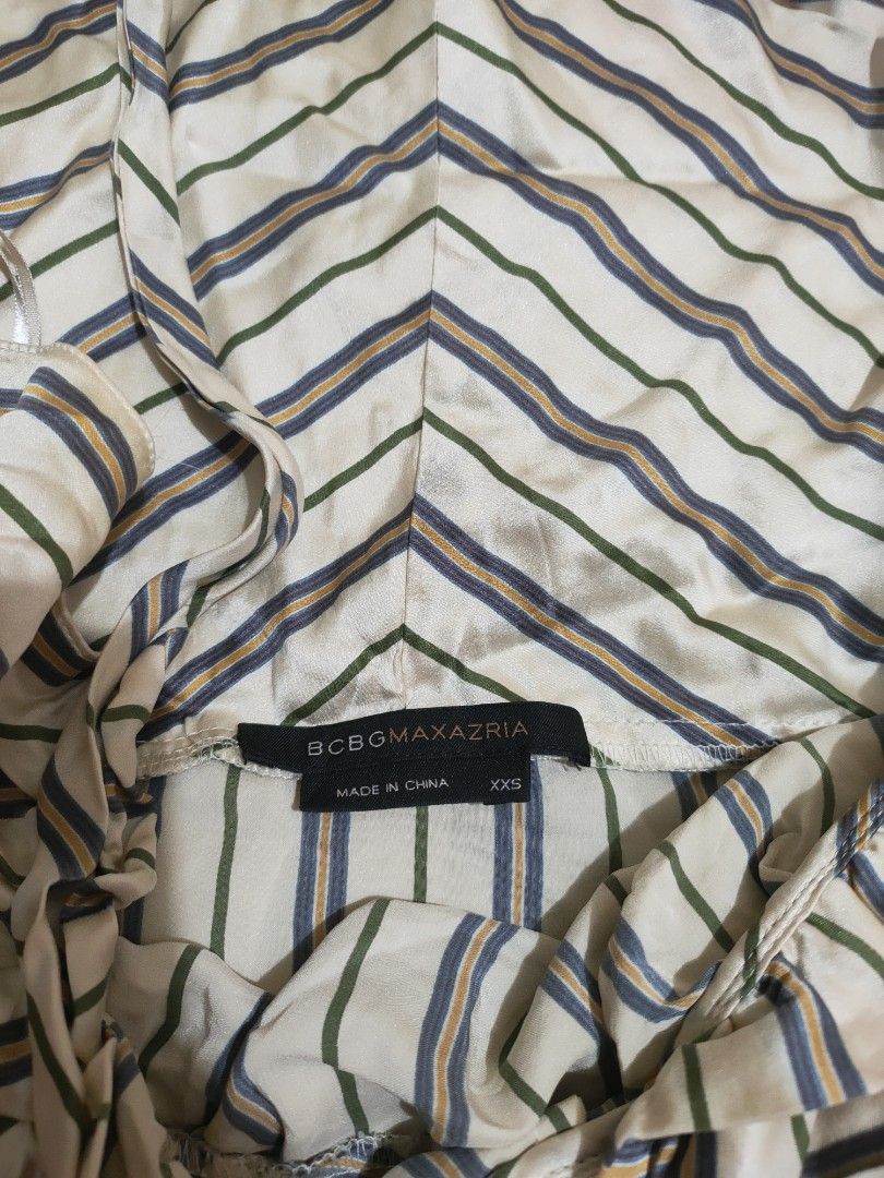 BCBG self tie top (Category: Sleeveless) located in Naga. Submitted by hikarifinds05 (Listing ID 1468230396, Image 2). Description: mine: 350 open for a higher bid ( eob: tom at 1pm) flaw: may need lang tahiin na konti, see pic!.