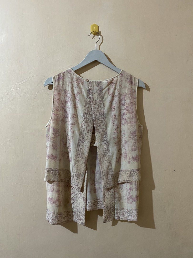 BCBGMAXAZRIA RUNWAY Silk Split-Front “Flyaway” Layered Blouse (Category: Blouses) located in Naga. Submitted by dailyshipped (Listing ID 1468222181, Image 2). Description: The selected item is a vintage BCBGMAXAZRIA 100% Silk Split-Front “Flyaway” Layered Blouse. This sleeveless top features an intricate bohemian abstract/watercolor geometric print in shades of dusty rose, mauve, and taupe against a cream-colored base. It is designed with a disti