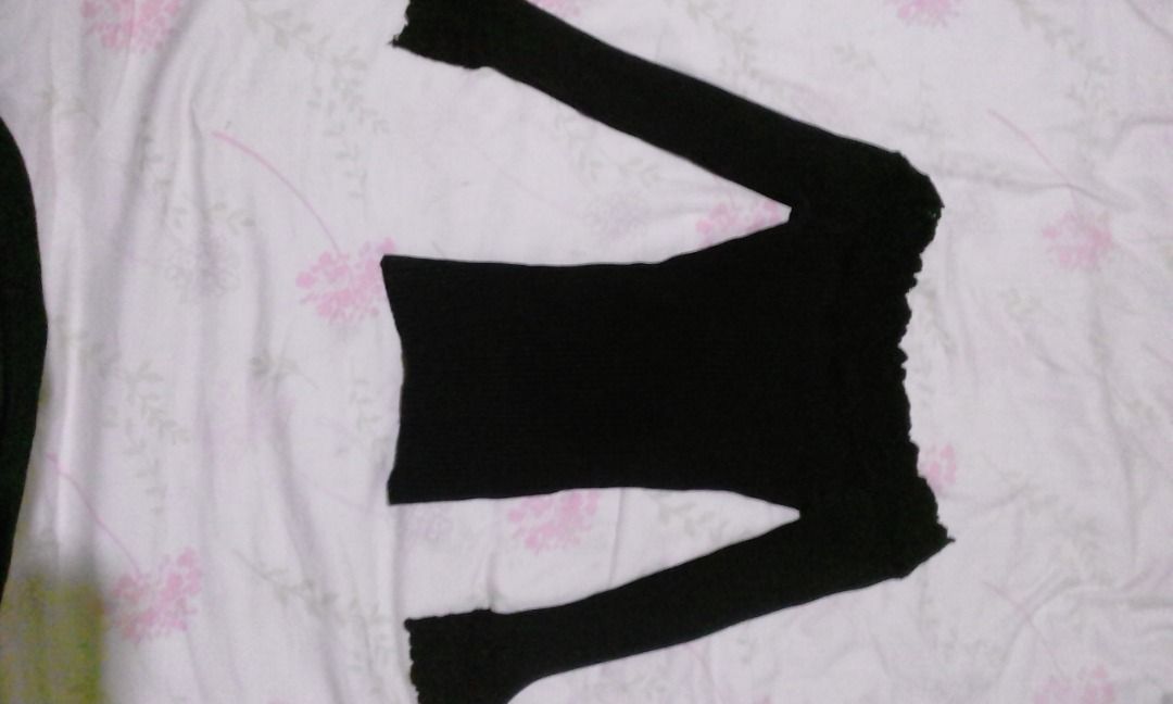 Bebe Black Ribbed Knit Sweater Size XS (Category: Longsleeves) located in La Trinidad. Submitted by roseee.a84fe6 (Listing ID 1468212271, Image 1). Description: - Brand: Bebe - Size: XS - Color: Black - Material: Warm textured ribbed knit - Features: Classic crew neckline with thick ribbed collar trim - Origin: Made in China - Condition: Clean label inside, great basic piece for layering.