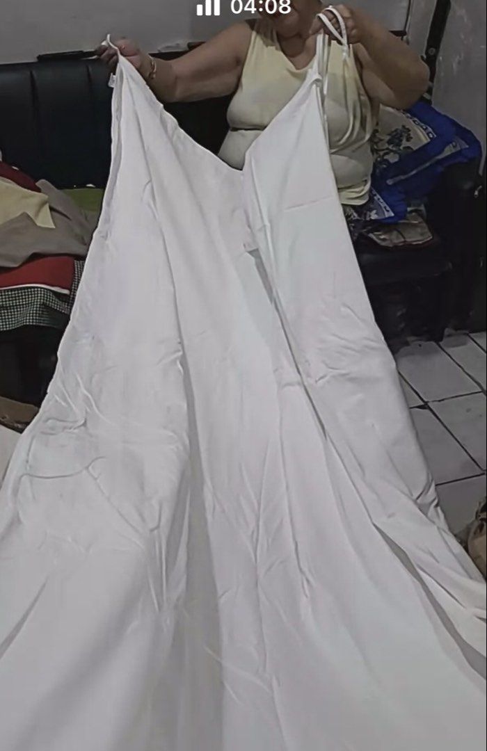 Bed duvet cover (Category: Bedding & Towels) located in Manila. Submitted by inaahc (Listing ID 1468073907, Image 3). Description: White in colour Hotel Pull outs High quality pang mamahalin na hotel po ito galing. Malambot,malinis at mabango. Murang mura na PM lng. .