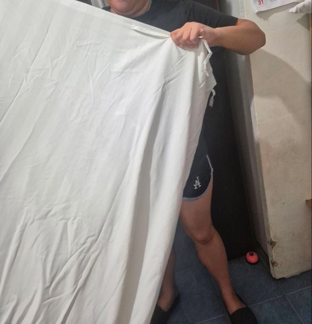 Bed duvet cover (Category: Bedding & Towels) located in Manila. Submitted by inaahc (Listing ID 1468073907, Image 2). Description: White in colour Hotel Pull outs High quality pang mamahalin na hotel po ito galing. Malambot,malinis at mabango. Murang mura na PM lng. .